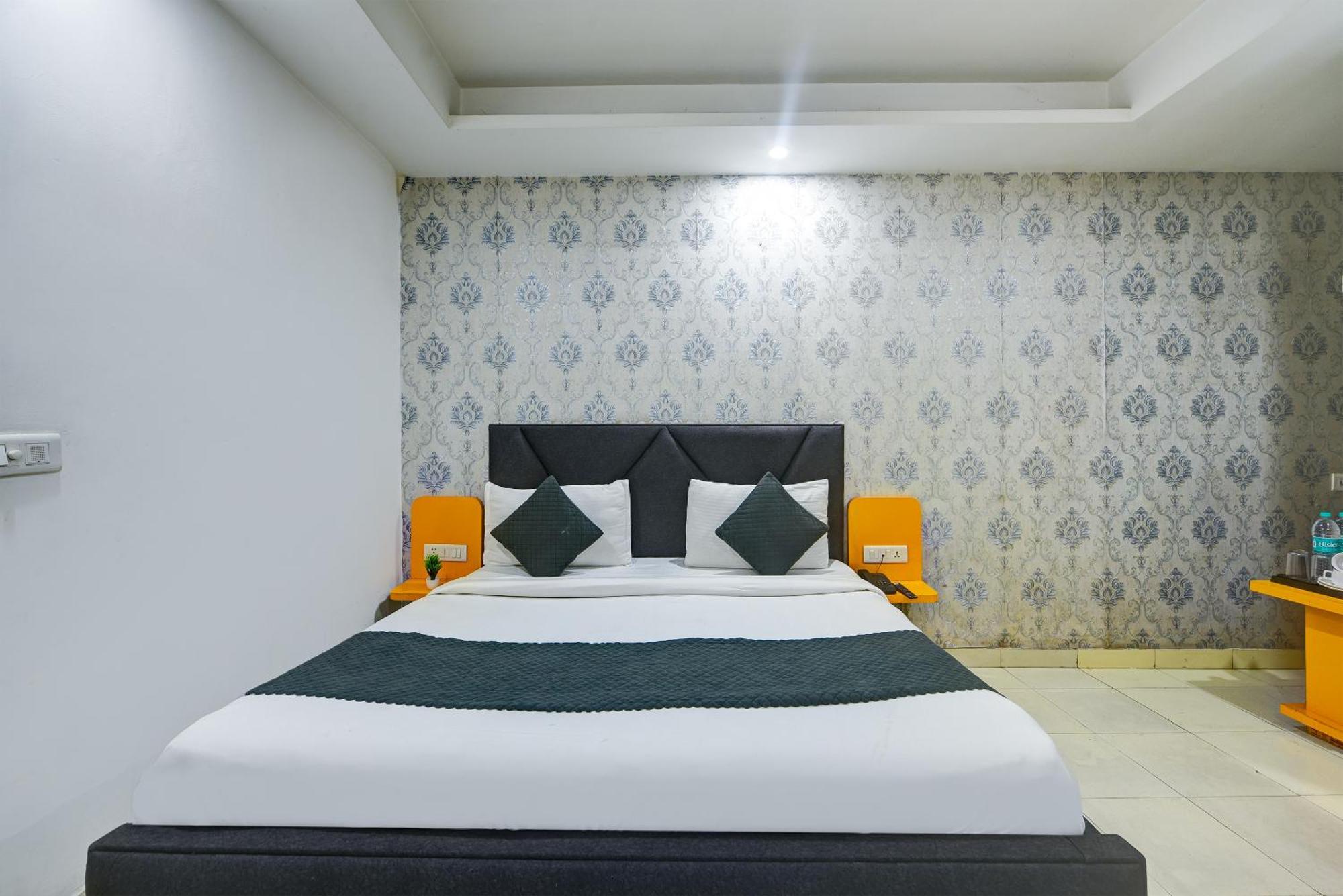 Hotel Kelvish Free Airport Pickup New Delhi Exteriör bild